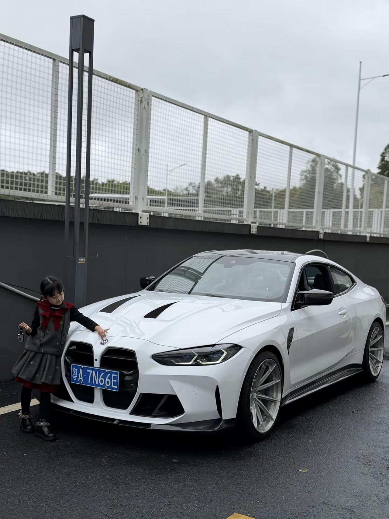 我可以邋邋遢遢但我的车必须板板正正宝马m4mpowermpower小女孩