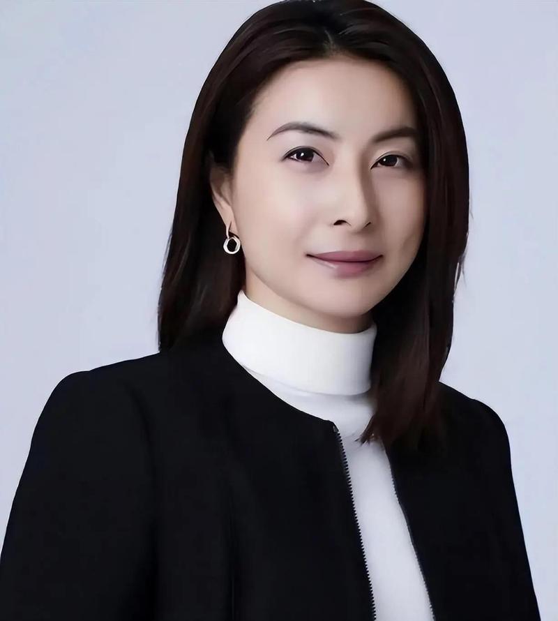 香港玄学圈有个“三不约定”：不给郭晶晶看相，不评她容貌。十年前，她被捧为“百年一见旺夫相”；如今，没