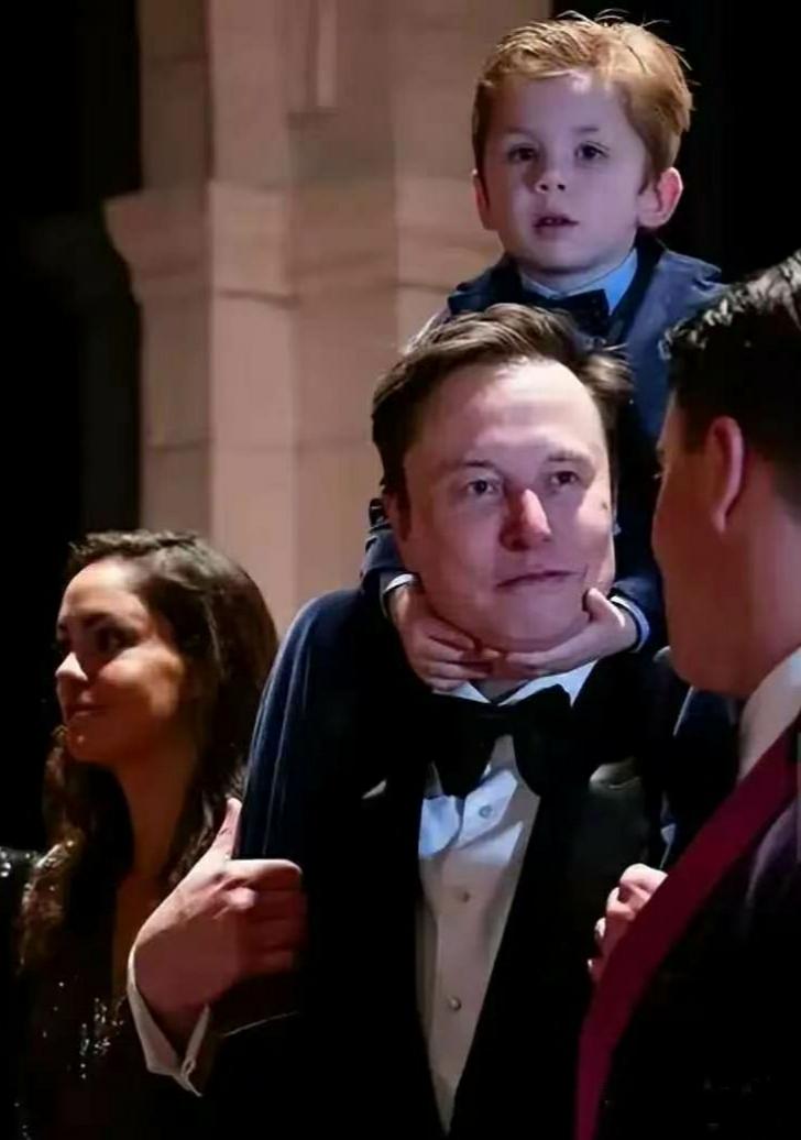 唯一一个敢骑在马斯克头上的人，这个骑，可是真的骑，马斯克的小儿子，叫