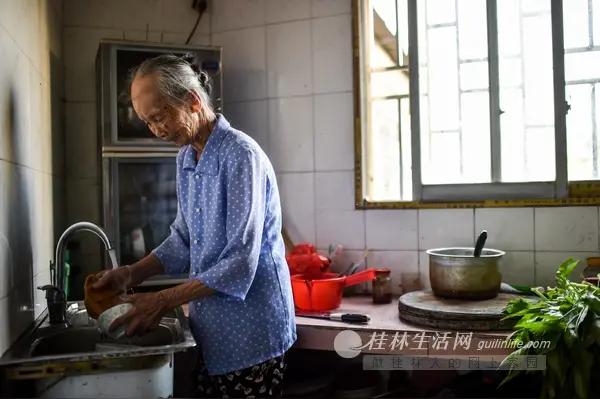 大年初二一句“明年别来了”，戳穿中国式亲情最扎心真相：你以为的孝顺，正在榨干老人