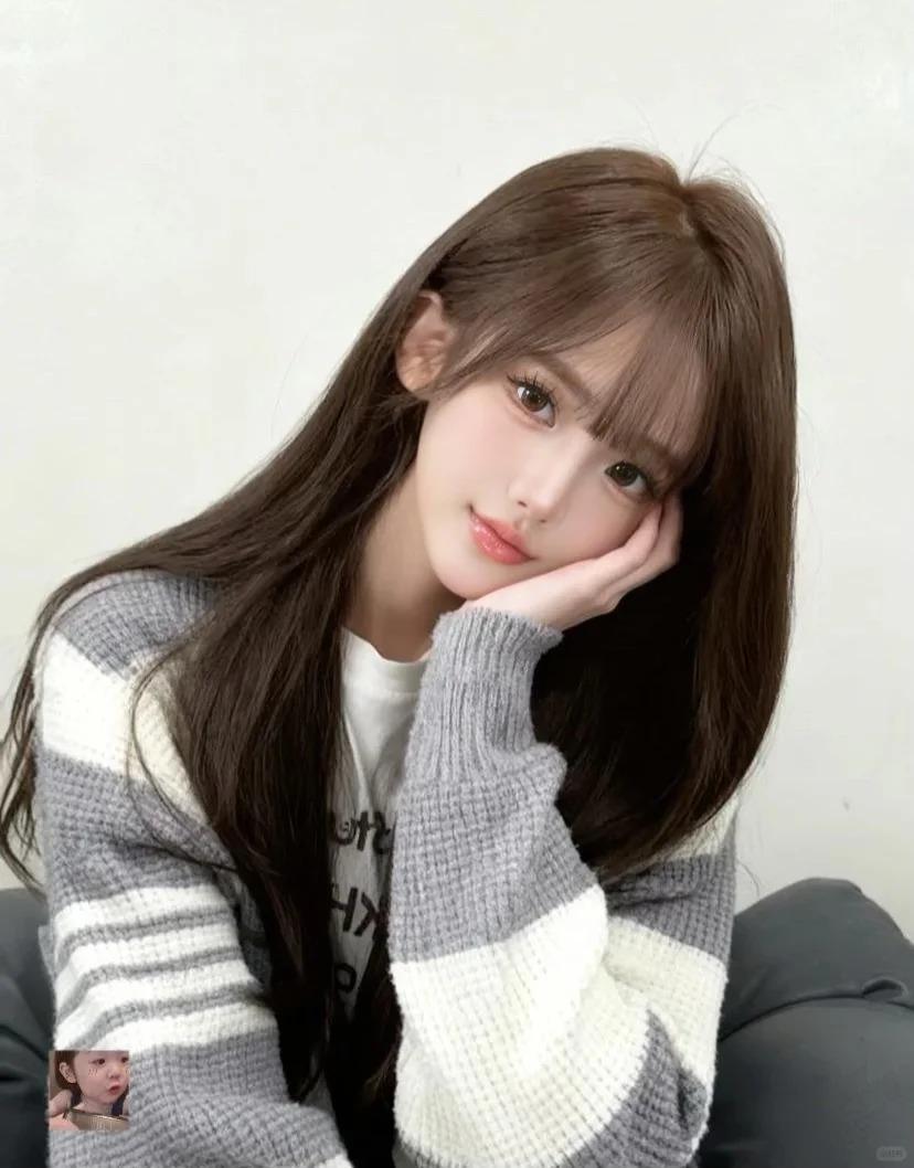 有种呆萌气质的兼职模特少女，双眸是封着旧时光的琉璃盏，瞳仁沉如深涧寒泉，眼波流转