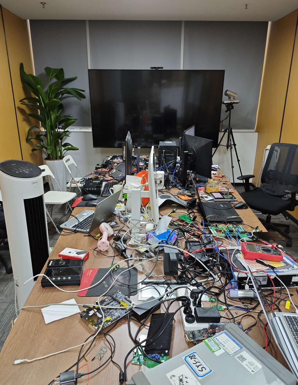 现在的00后太奔放了看办公桌面就知道是一帮00后的杰作，公司策划了一个