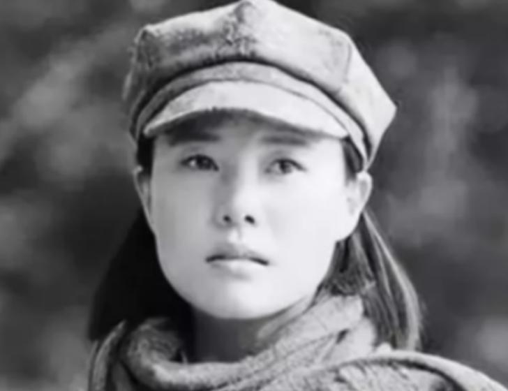 1937年，甘肃一红军被敌人抓住，正要拉去砍头。突然，敌军军官叫住了行刑的士兵：