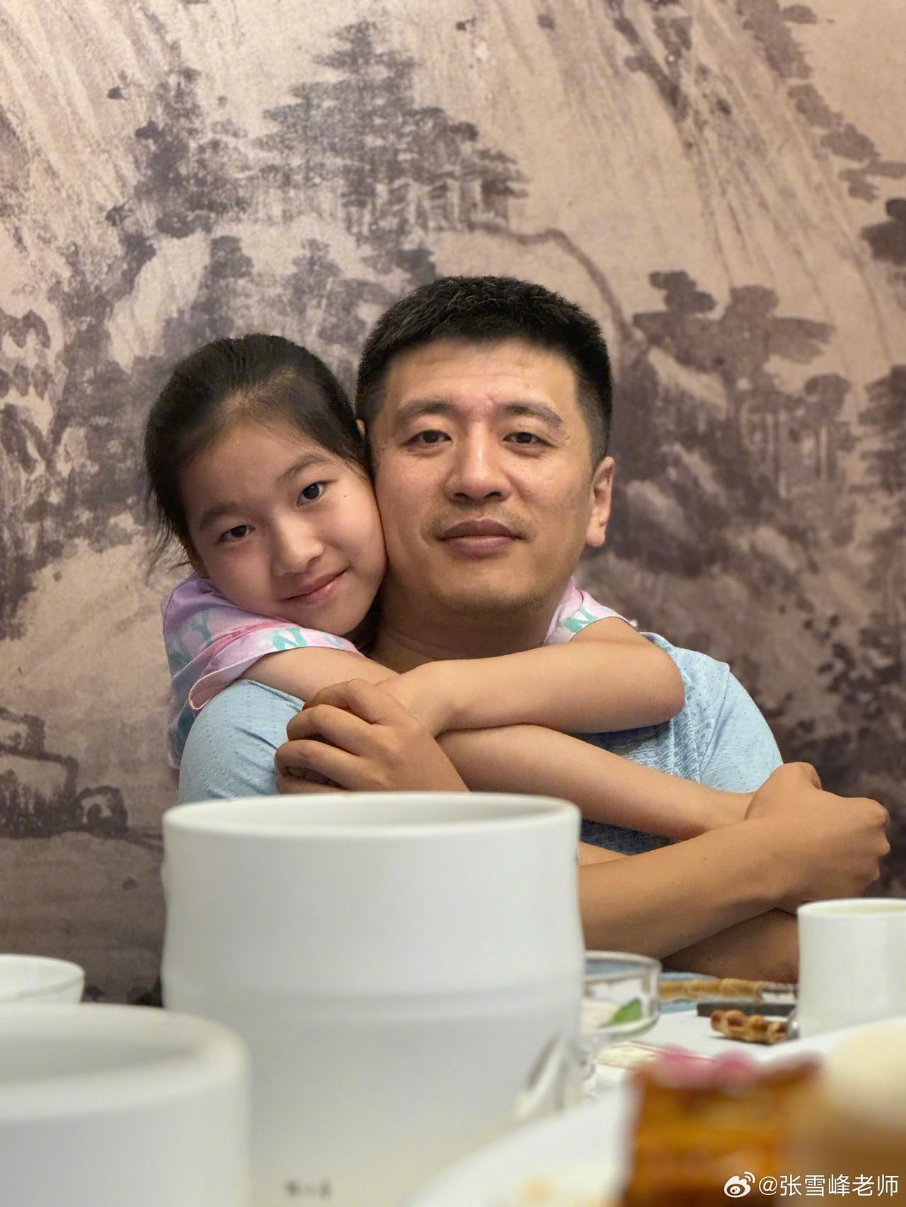 张雪峰去世两天后，女儿终于发声了，真的让人感到难过和泪目。24号，张雪峰因心源
