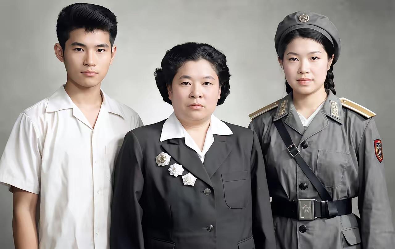1961年，何子友与儿女们的合影。照片中，她英姿飒爽，气质不凡这张黑白照片拍
