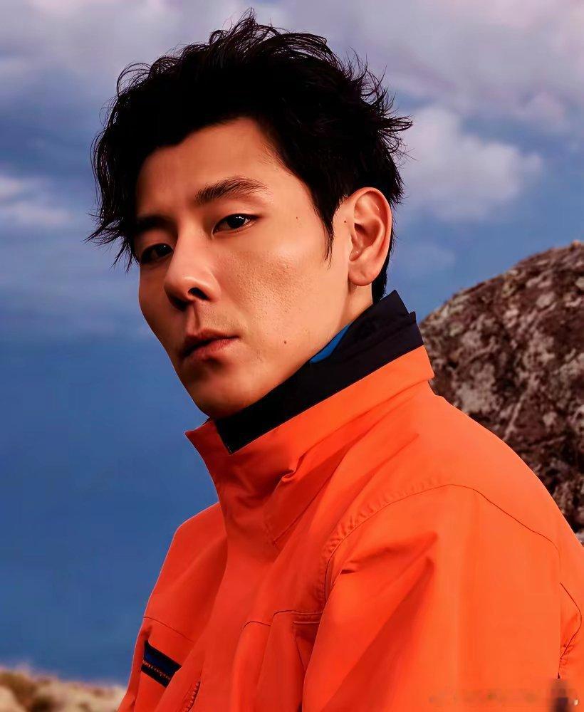 李雪琴，把蒋奇明演慌了。在飞行家片场，那场情绪饱满的吻戏，原剧本里根本没有。是导