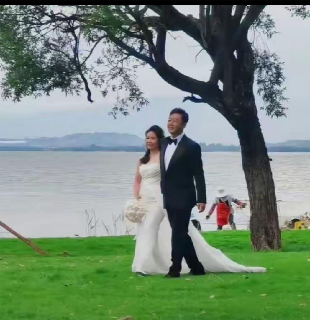 58岁郭涛特意带妻女奔赴大理，用山水见证迟到的浪漫。郭涛在2006年登记结婚，