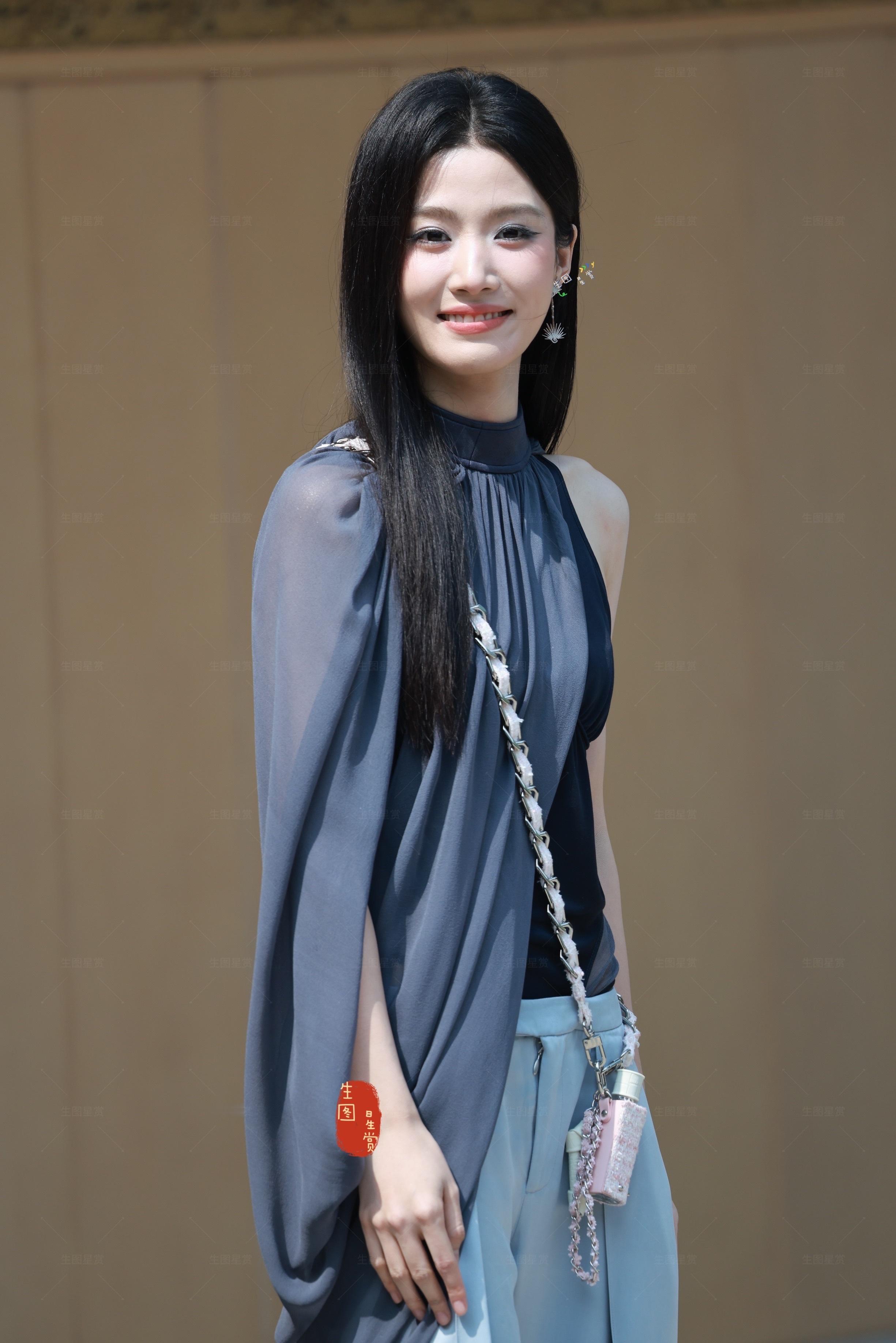 噜噜晓笑起来太甜啦，是花开的香气🌸卢昱晓260408三里屯一些美丽生图