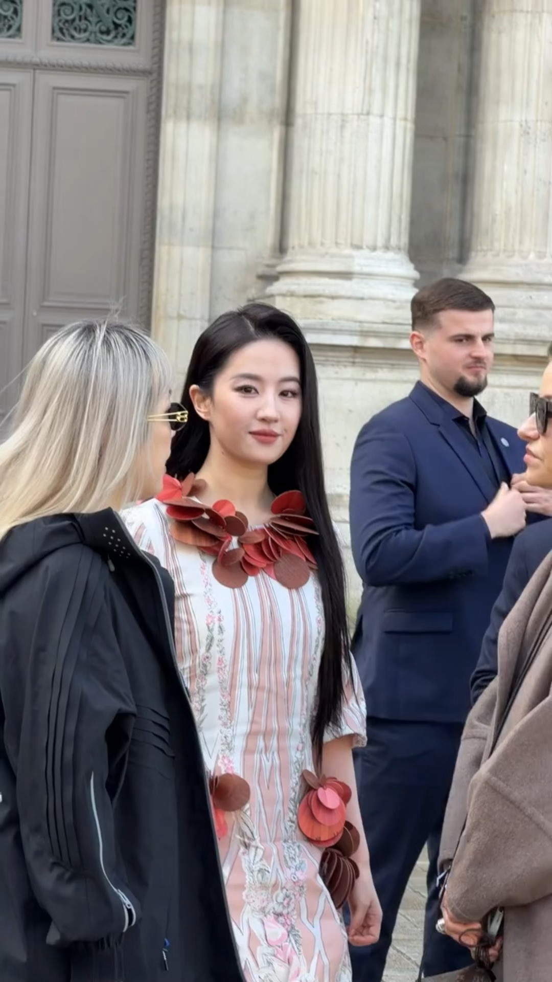 刘亦菲看秀造型刘亦菲抵达巴黎LV秀场，古希腊掌管黑长直的神来了！！