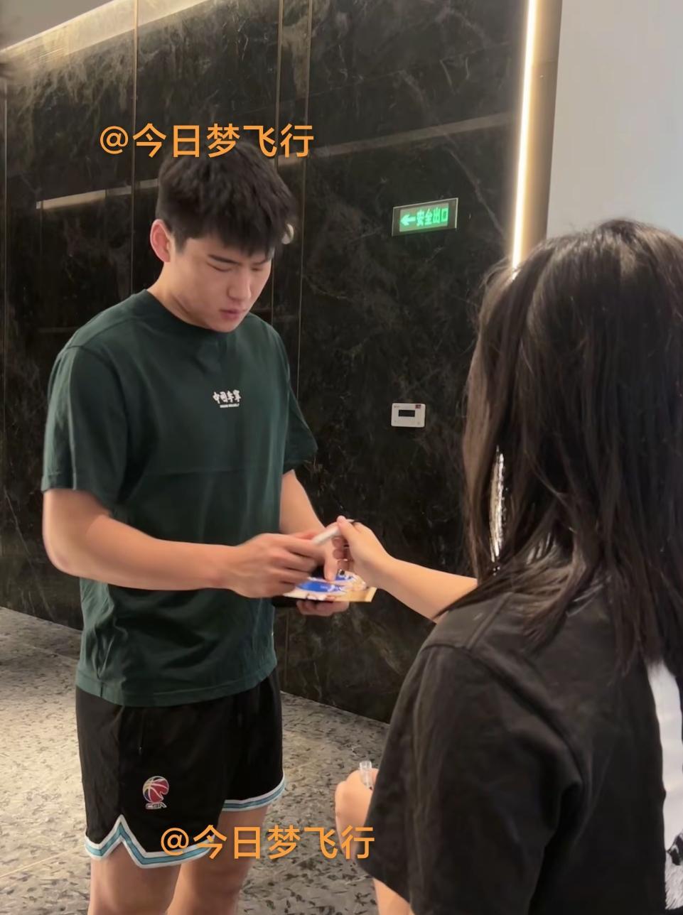 崔永熙抵达重庆与广东队会合！前天在四川成都参加活动的广东队球员崔永熙，今天已到