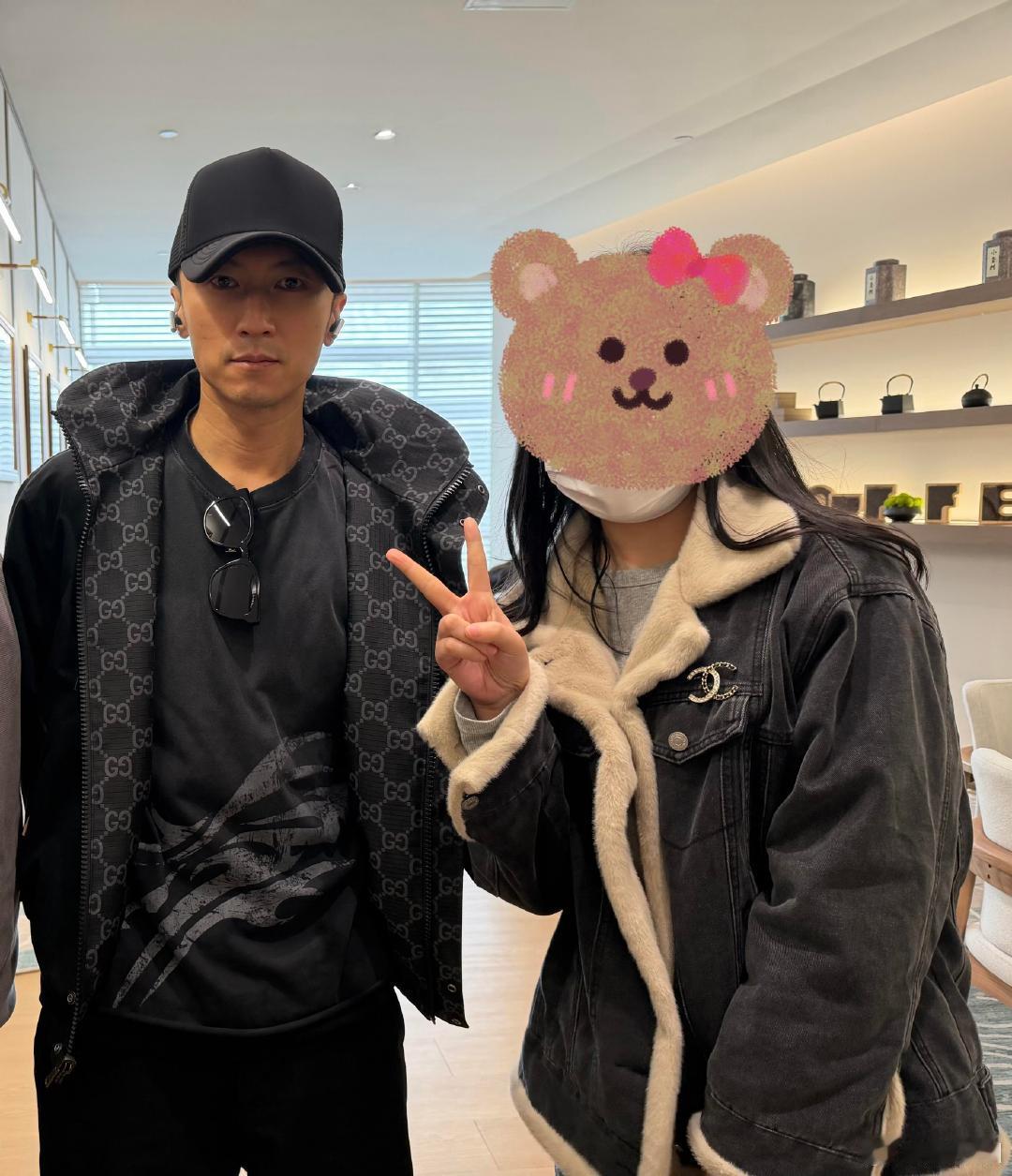 机场偶遇谢霆锋网友机场偶遇谢霆锋网友机场偶遇谢霆锋，本人戴着黑帽穿着logo外