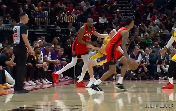 恶意犯规！里夫斯谈杜兰特：“他推了我一下。”“然后被吹罚恶意犯规。”