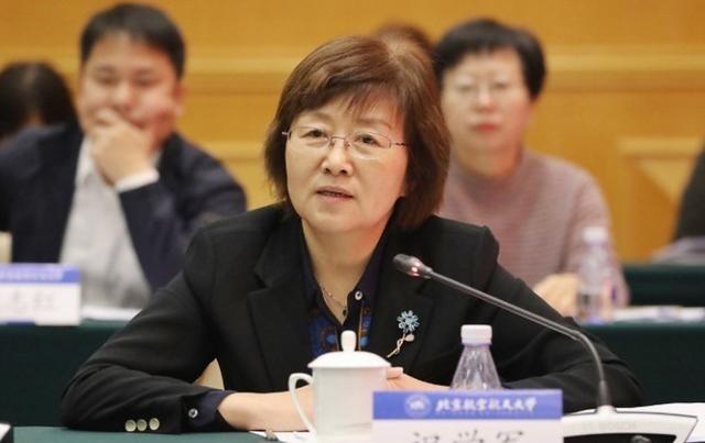 国家在研发东风-17时，发现导弹在飞行中，极易遭到外部干扰，所有人都建议增加反电