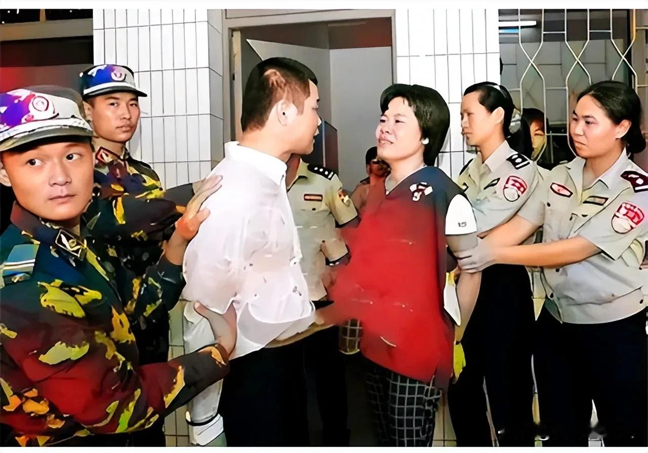 这是2006年海口，临刑诀别的一幕。陈志勇与陈遂卿是一对贩毒搭档，也是夫妻。他们参与大宗毒品犯罪，涉