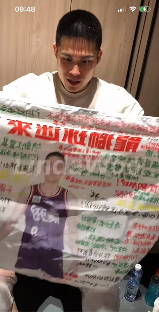 同样是被交易出来为何一个心怀感恩，一个老死不相往来呢？近日原广州龙狮球员