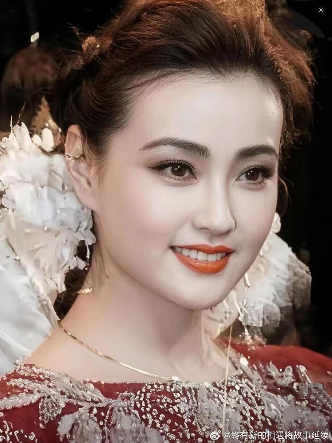 刘晓庆年轻时的照片，美艳大气，网友评价像赵明明。