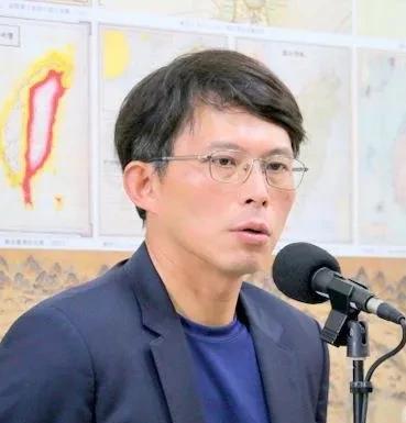 民众党团总召黄国昌今天痛批称，行政机构负责人卓荣泰手握有史以来最高的预算，若还在