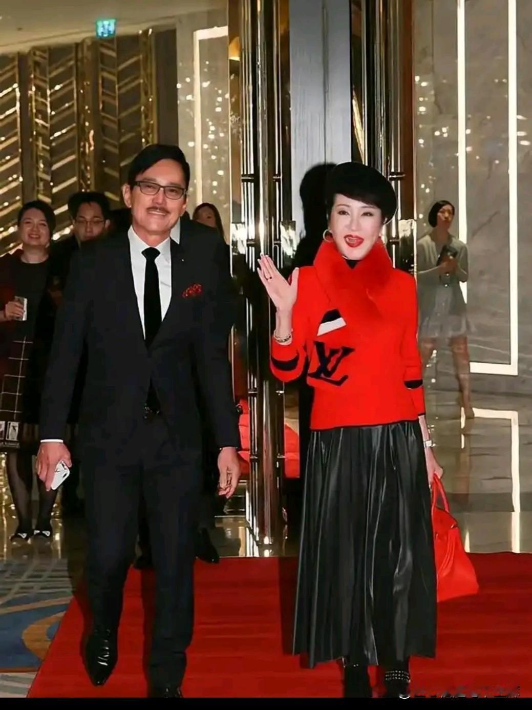 江耀城是谢贤前妻狄波拉的第二任丈夫，他是新加坡退休机师，与狄波拉2000年成婚，