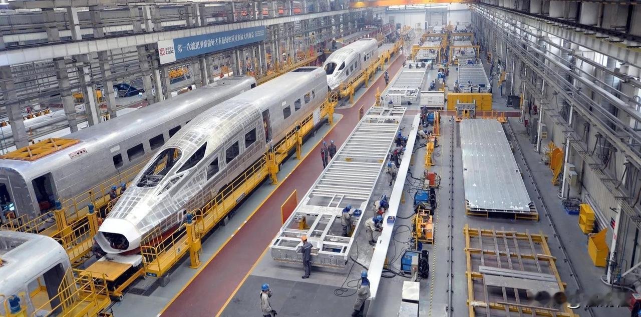 11条生命消逝铁轨，安全警钟必须长鸣2025年11月27日，昆明洛羊镇火车