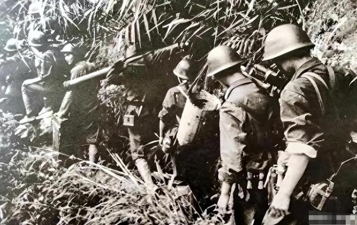 1984年，一个解放军士兵不小心掉下深山沟，跟大部队断了联系，结果瞎猫碰上死耗子