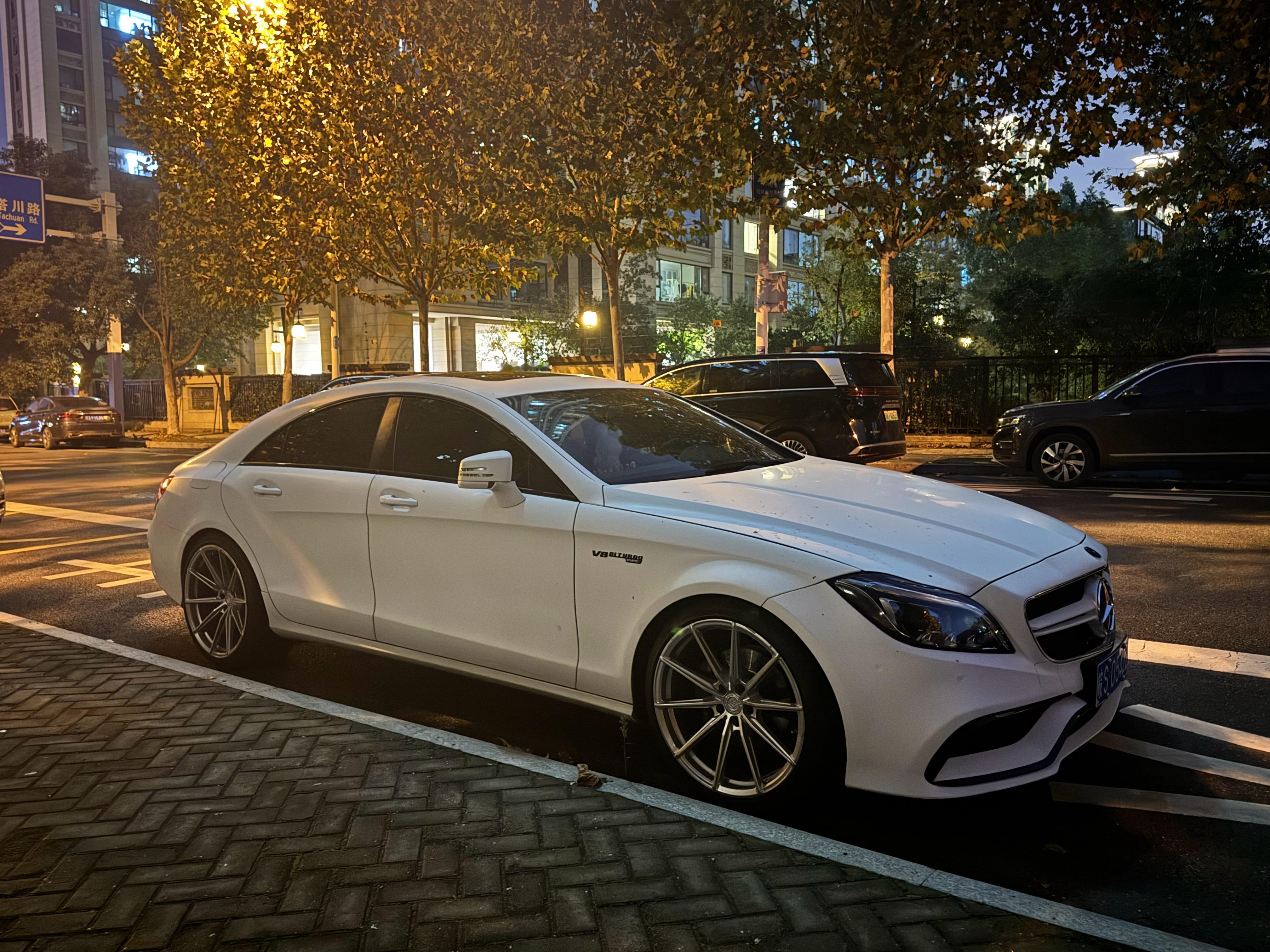 奔驰CLS普版改CLS63AMG版本，恶魔之眼大灯+雪茄车身，这姿态，尤其是在