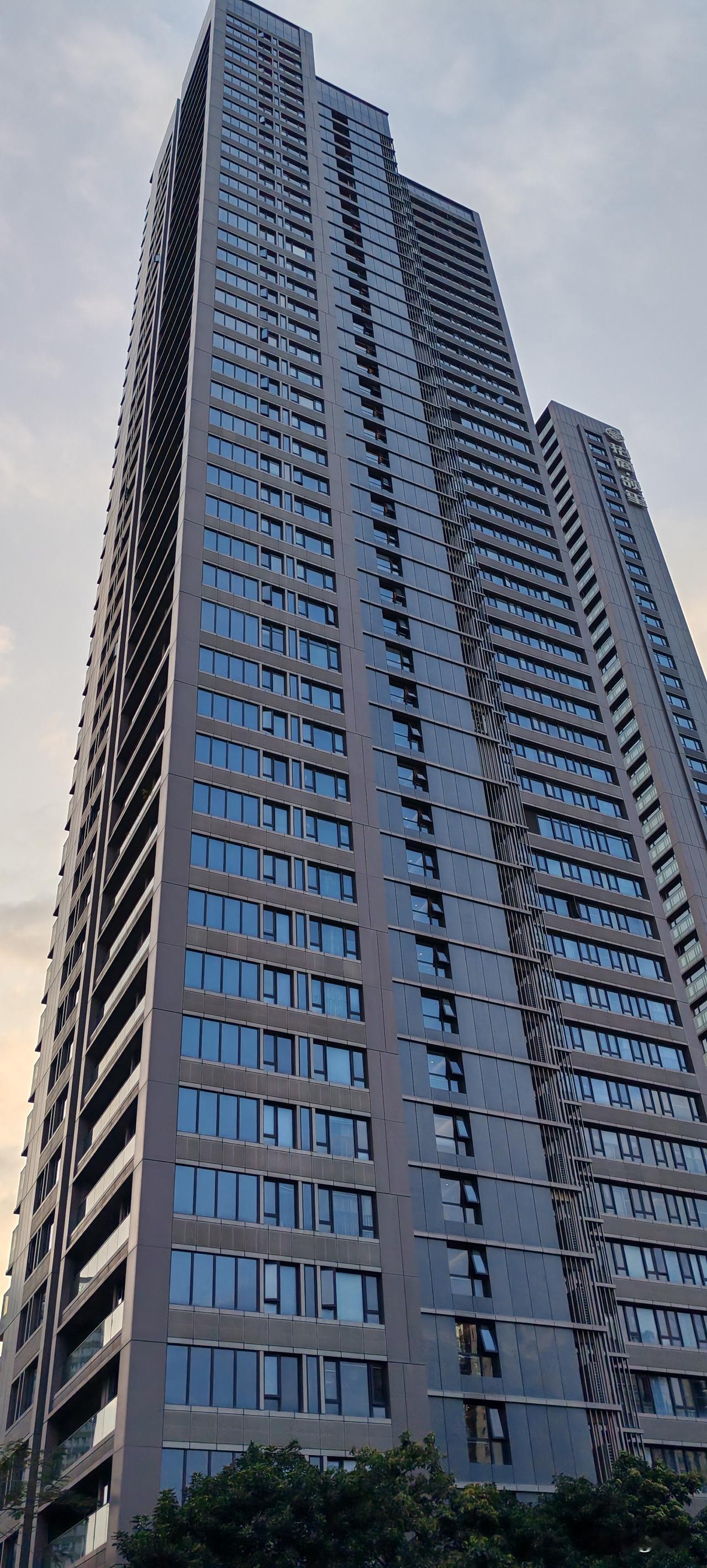 46岁离异带一女儿女子，十年前认识带一儿子的离异男子。女子为了方便女儿上学租房