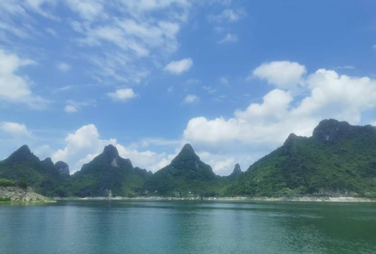 今天被一句话治愈了，那就是:如果你想过得轻松，就坚持“少吃，节欲，多睡”。
