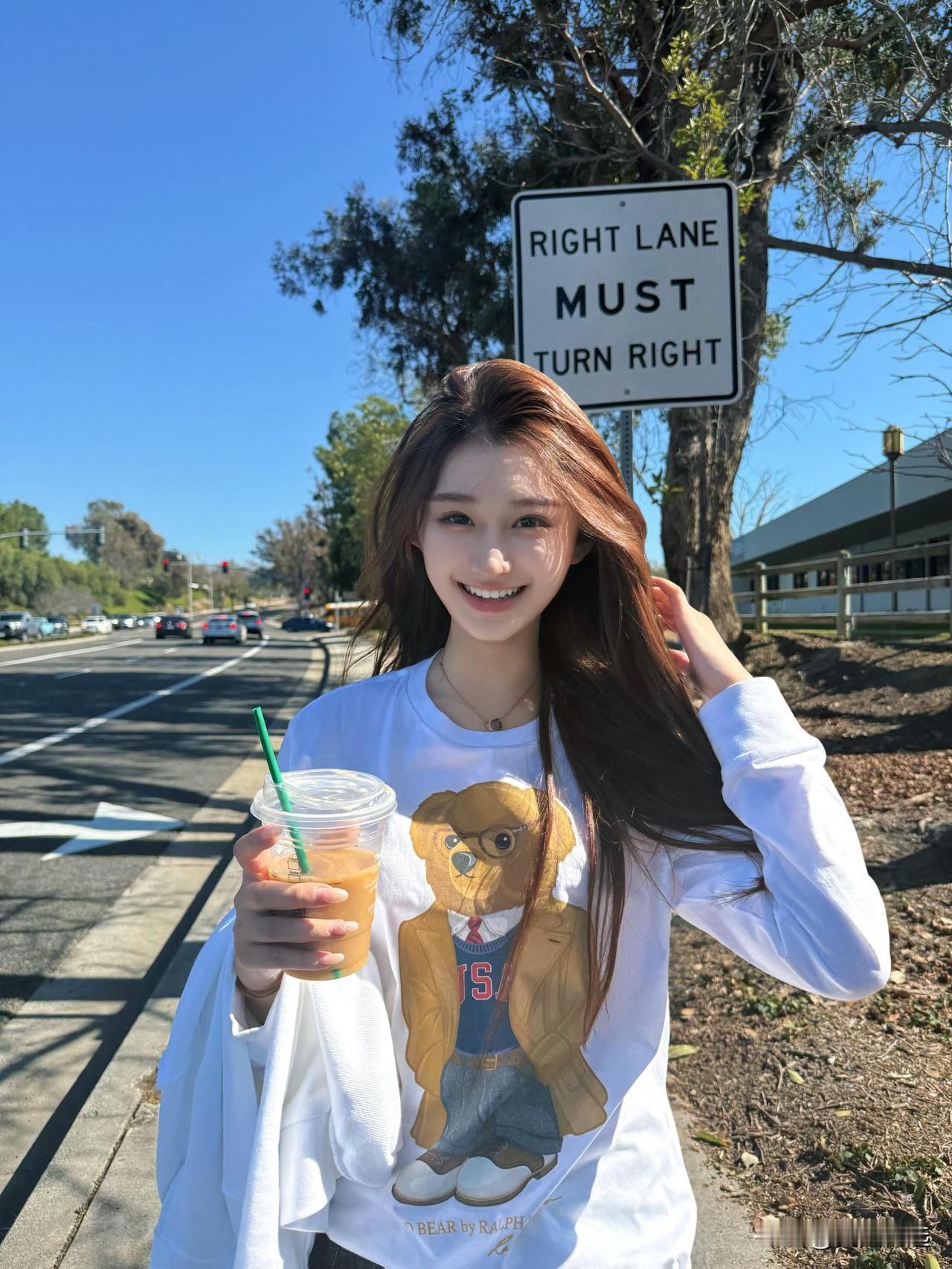 阳光明媚的一天，微笑女孩与咖啡相伴，享受美好时光。