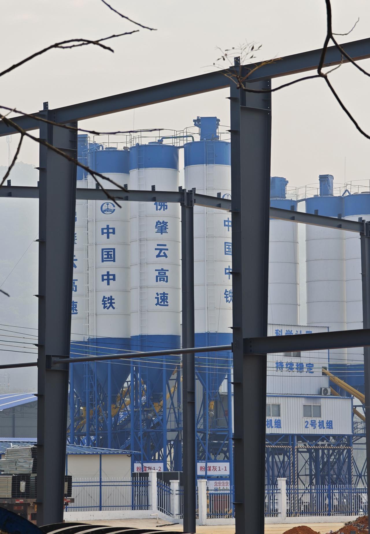 佛肇云高速肇庆高要到云浮罗定段已经开工了，双向六车道限速120㎞/h。虽然不是八