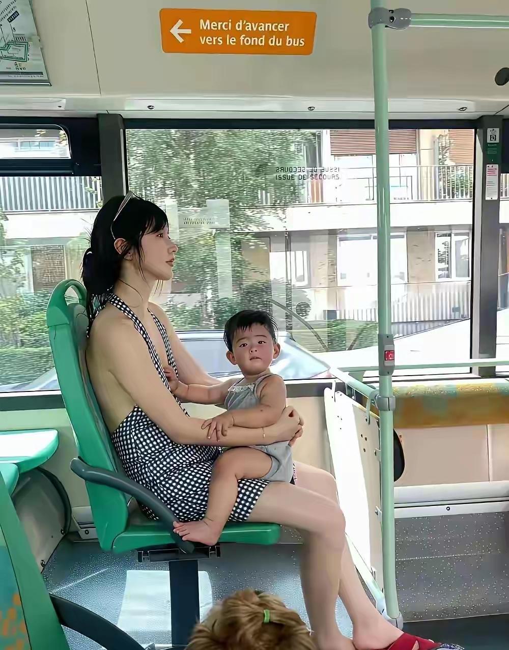 吊带裙辣妈带娃的松弛感赢麻了。社会百态辣妈生活家