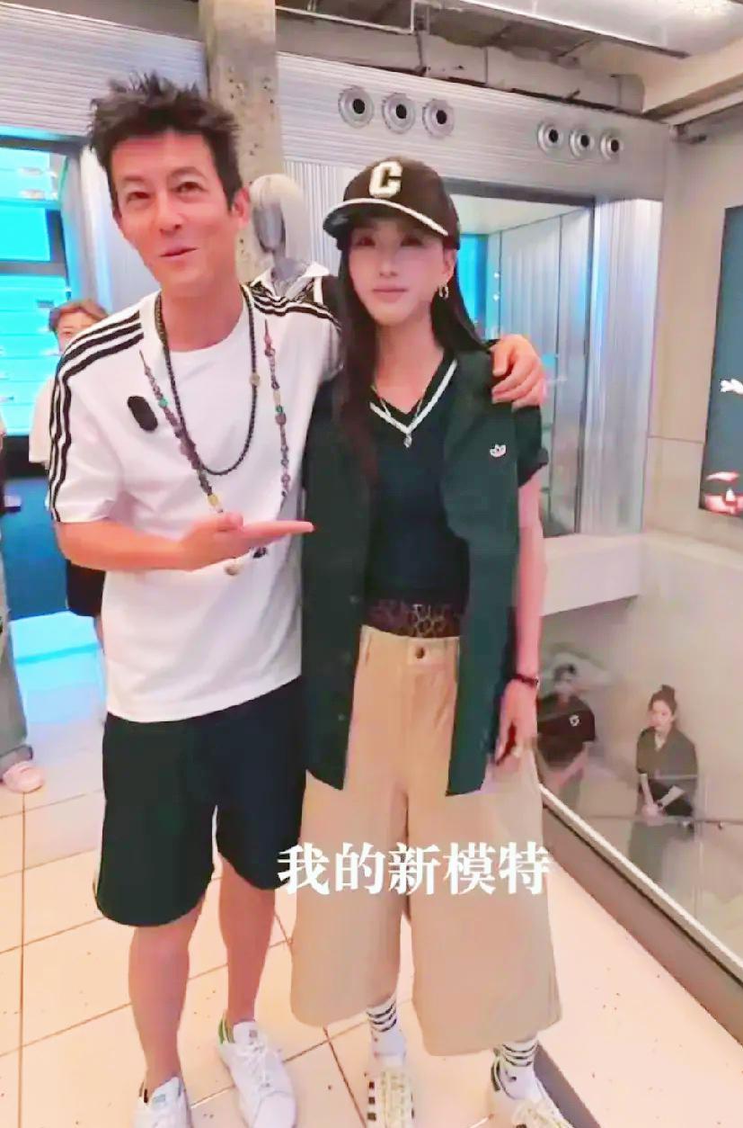 陈冠希上海街拍引热议！45岁状态似少年，新女伴颜值出众引关注！[比