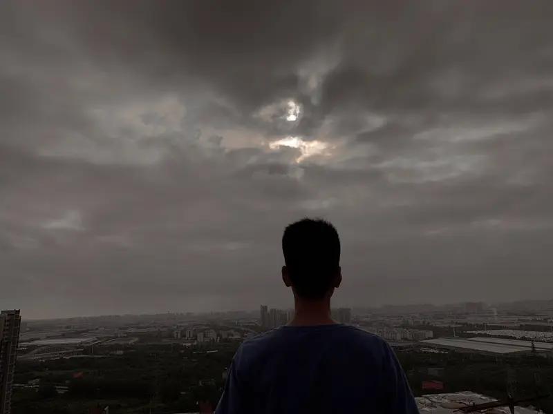 做事随缘这事，不能一概而论。有人把随缘当借口，遇事躺平，这是误解。真正的随缘是历