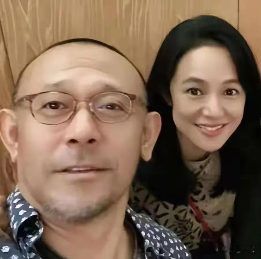 原来她是姜文的二婚老婆周韵，说周韵长的着急，过于衰老，周韵嫁给姜文后，几乎弃了事