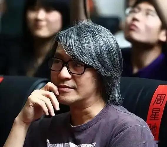 估计周星驰头都大了他的新电影上映，票房和口碑，双双都丰收。可是网友更加关注，周