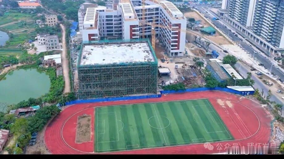 随着原校区重建工程接近尾声，崭新的湛江二中海东中学有望在今年九月秋季学期启用开学