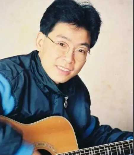1982年，张明敏唱完《我的中国心》后，被香港乐坛除名。正当他心灰意冷准备回电子