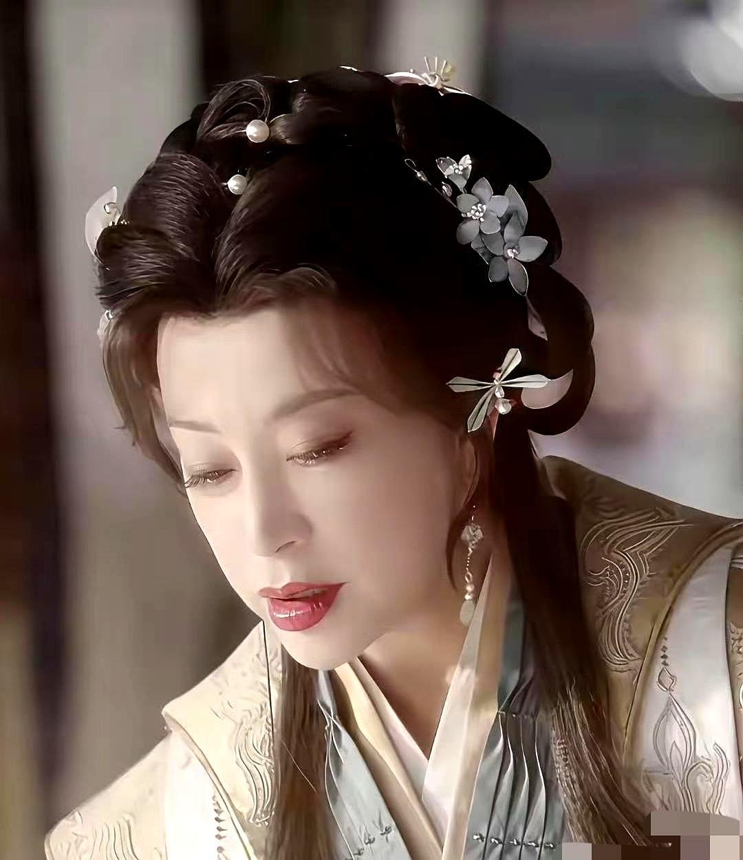 75岁的女人，正每天只睡三小时，拼命演一个14岁的少女。横店剧组里，刘晓庆