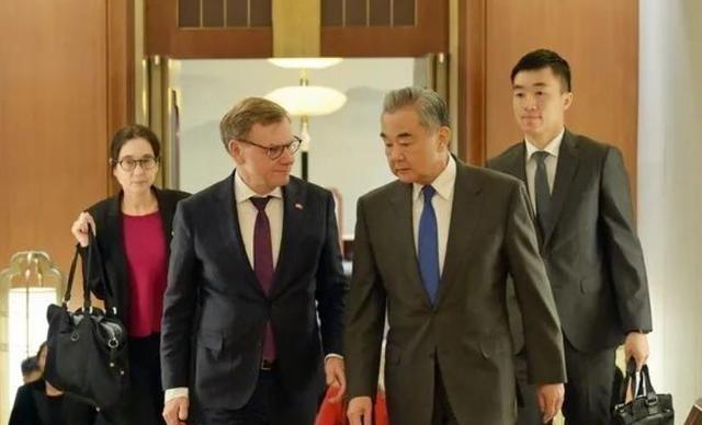 王毅外长的一句话惊醒梦中人。德国外长瓦德富尔原定于10月26日访华，但在临行前管