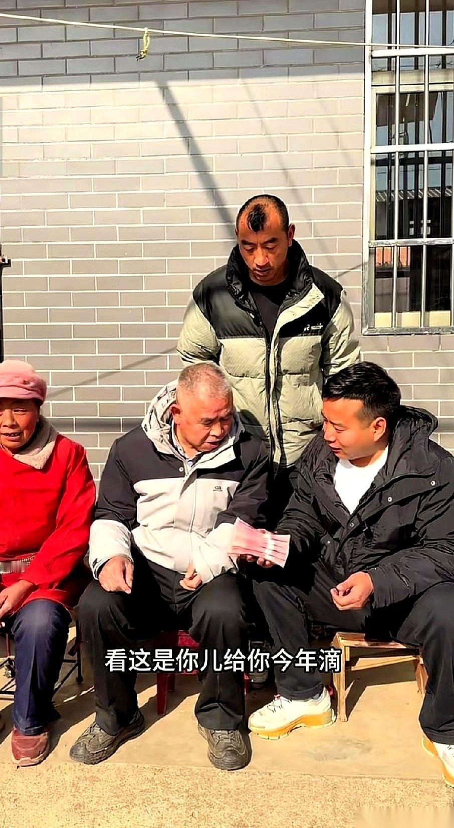 网红“村长刘程”，直接揣着五万现金，去了团队里那个腿脚不便的“虎虎”家。但钱不