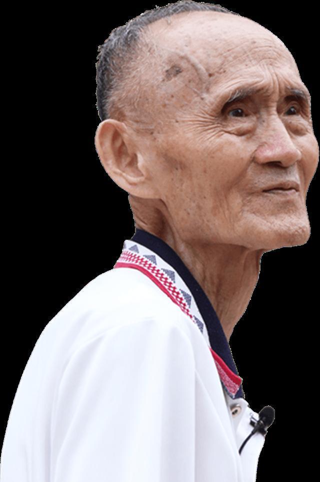 1963年冬天，一名台湾士兵抱着一只轮胎跳入金门海峡，他想游回厦门的家去看妈妈，