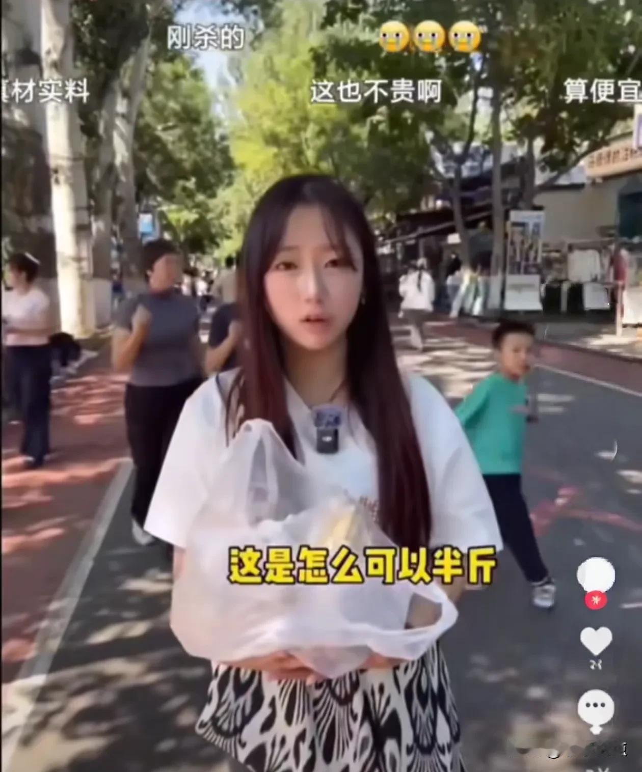 好嘛，这下新疆切糕的臭名声要传到国外了。韩国小姐姐到新疆玩，看到切