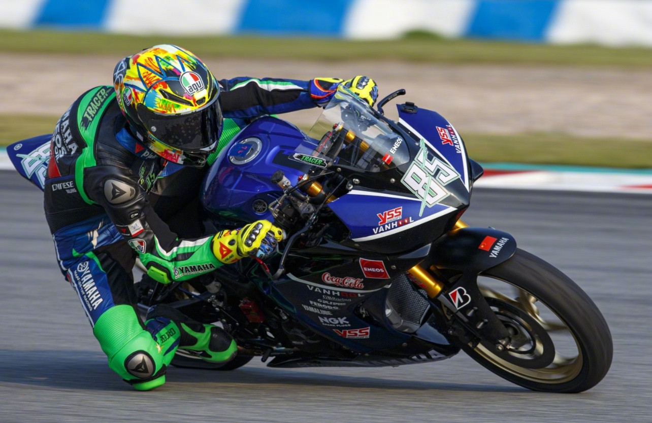 内娱玩摩托的男明星：尹正，王一博，张若昀王一博还骑车带过尹正尹正自曝把摩托车全卖