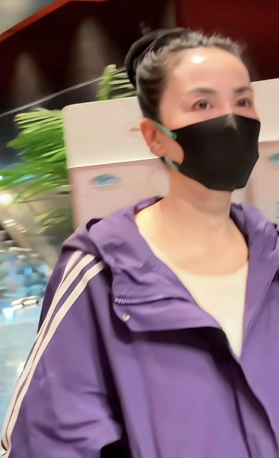 天后王菲的“五一”过得非常有意义，网友偶遇她刚看完话剧《浮士德》。王菲正随着观