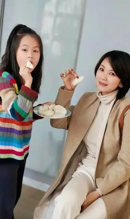 被陈思诚深爱、令王凯着迷，41岁身为单亲妈妈的曹曦文，无疑是人生赢家。她有着出众