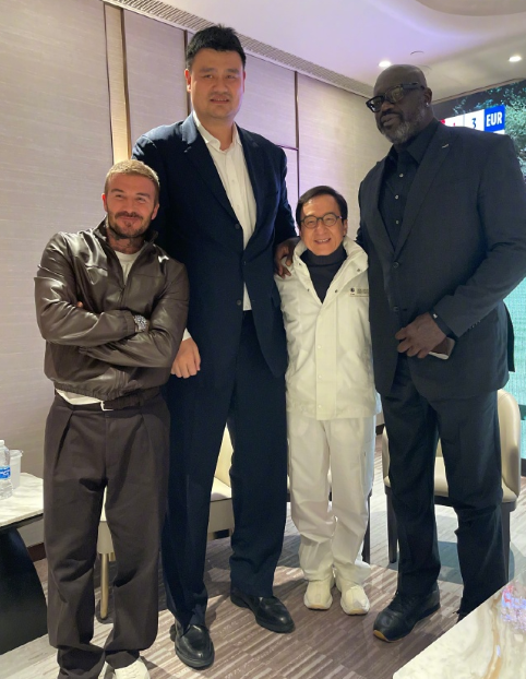 10月11日，身高174CM的成龙，晒出了与3位老朋友的合影，分别是：身高182