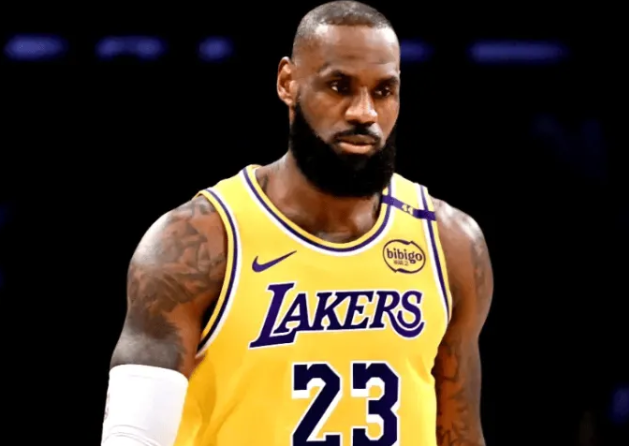 湖人球员詹姆斯的最新伤情。媒体表示：勒布朗-詹姆斯一直在单独训练，他接下来计划