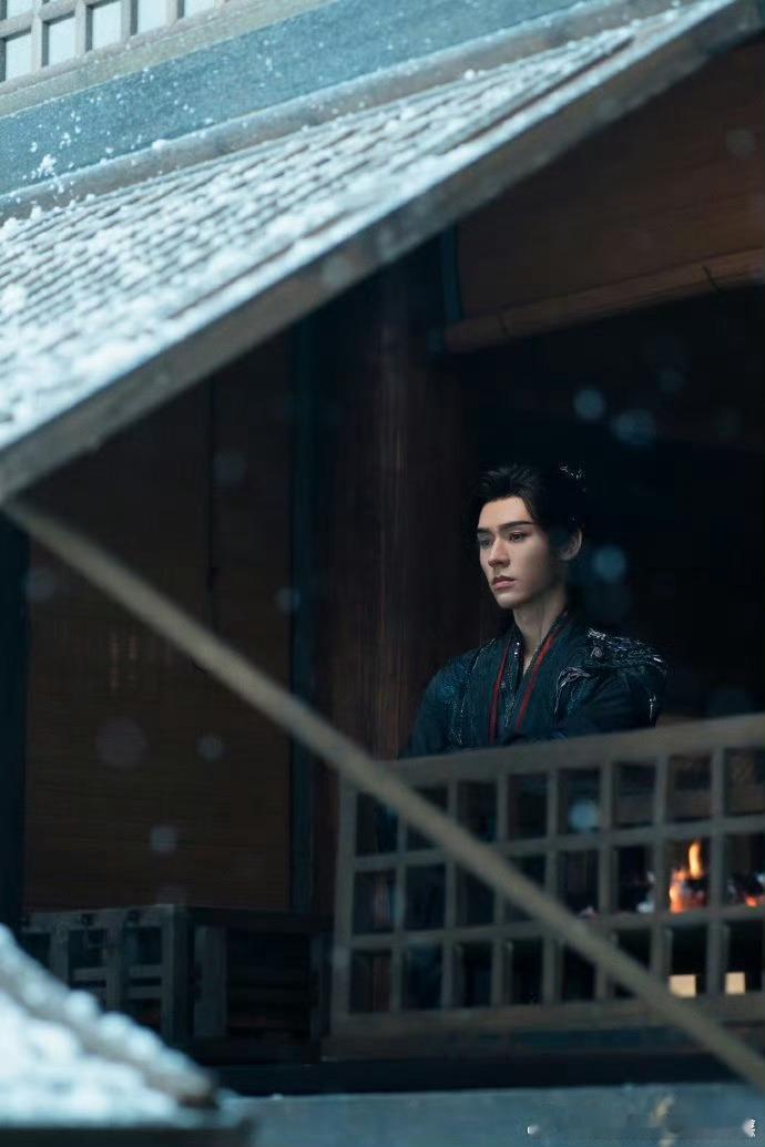 龚俊被鼓风机吹的嗷呜嗷呜的龚俊语言天赋拉满用嗷呜形容鼓风机,龚俊真不愧是语言天赋