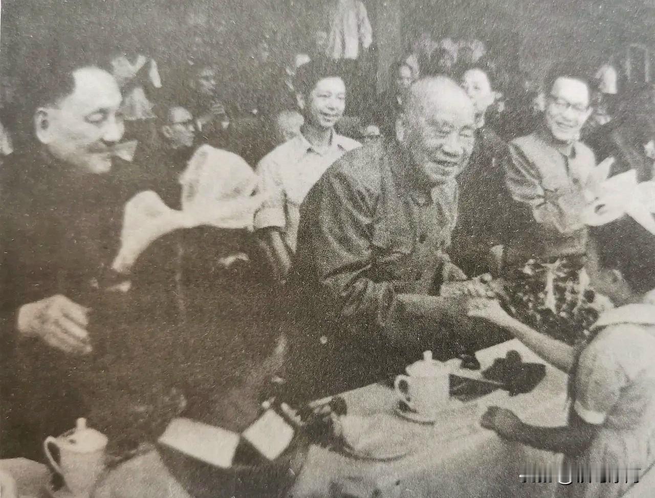 🍁1975年初秋，第三届全运会开幕式上，北京少年儿童手捧鲜花跑上主席台，敬献给