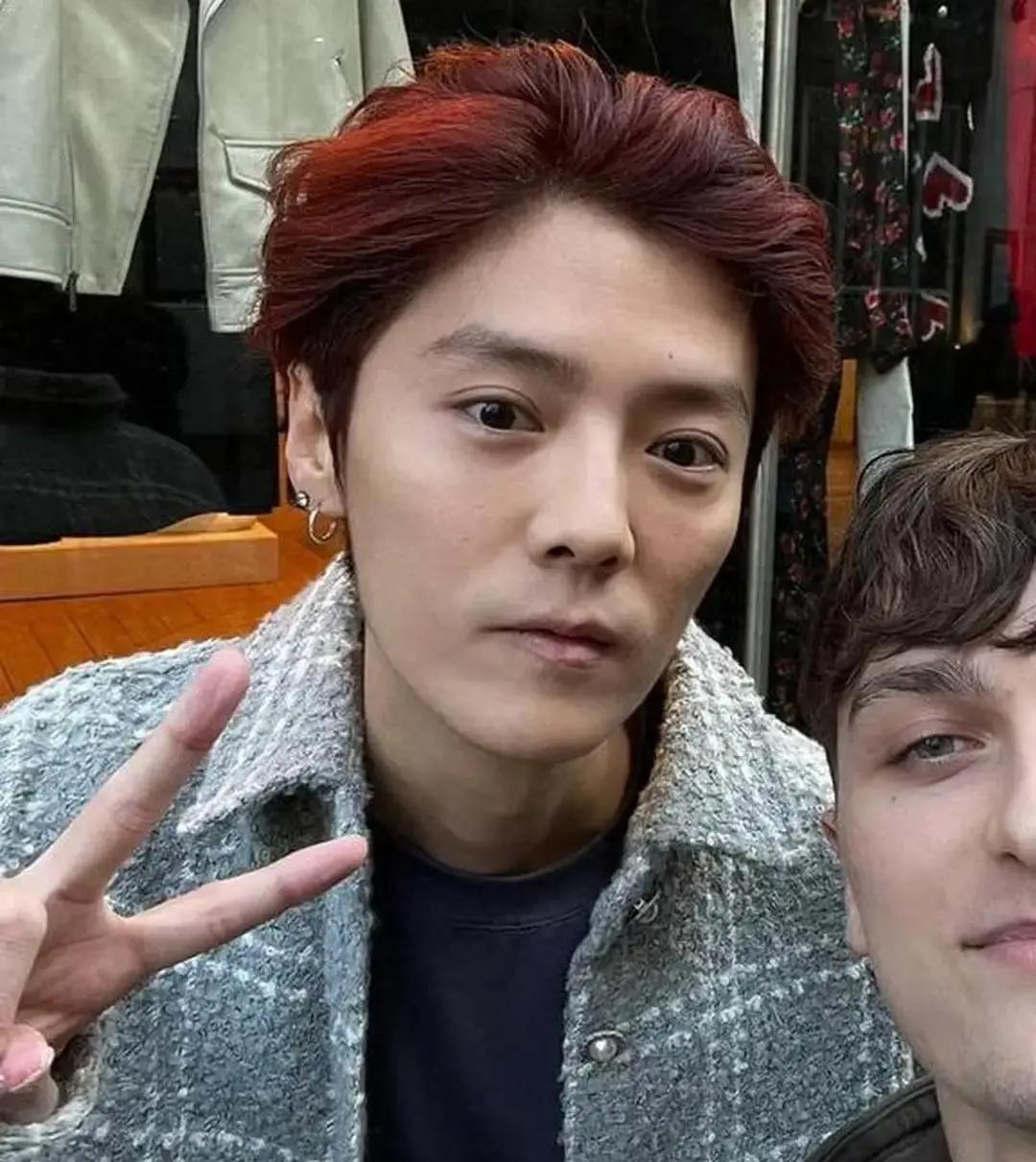 凌晨三点。首都机场VIP通道。狗仔的夜视镜头里，不止一个身影。没有牵手。