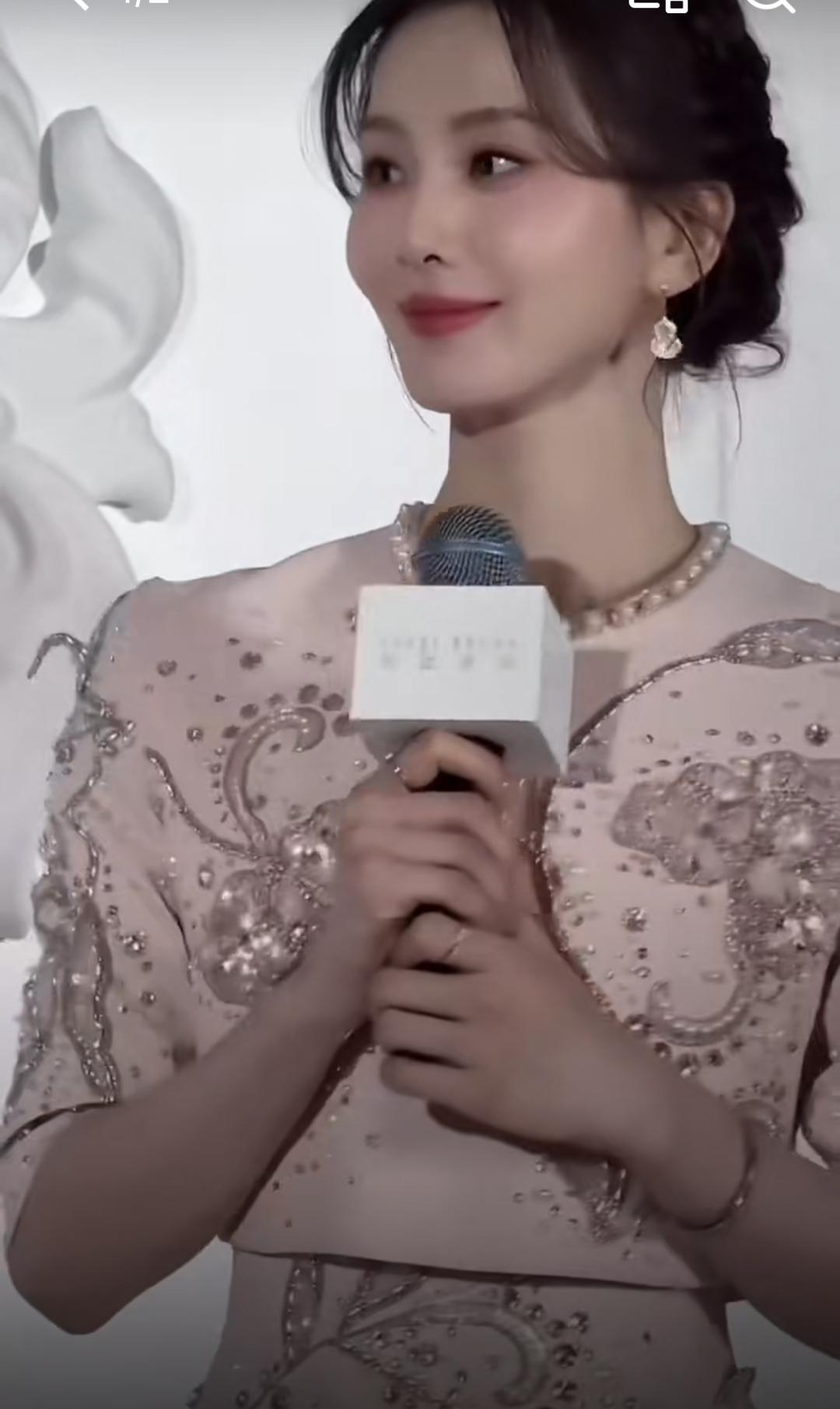 爱奇艺这波操作太离谱！颁奖还能搞混人？笑不活了家人们，爱奇艺尖叫之夜直接整